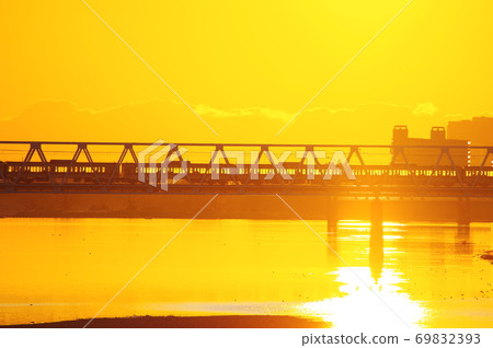 京王線通過晨曦和玉川橋 京王線通過晨曦和玉川橋 69832393