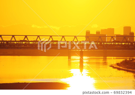 Keio Line passing the morning glow and Tamagawa Bridge Keio Line passing the morning glow and Tamagawa Bridge 69832394