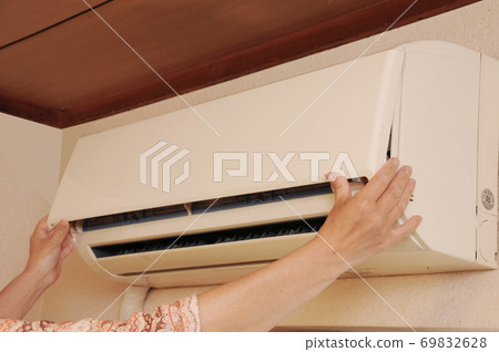 Clean the air conditioner at the turn of the season Clean the air conditioner at the turn of the season 69832628