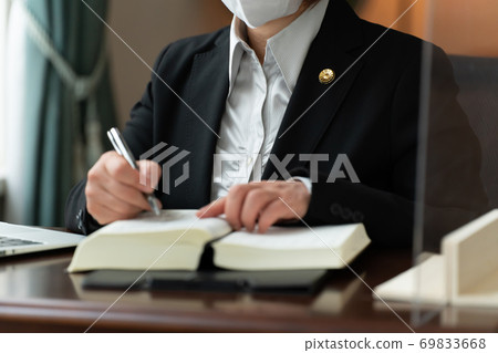 Female lawyer receiving consultation Female lawyer receiving consultation 69833668