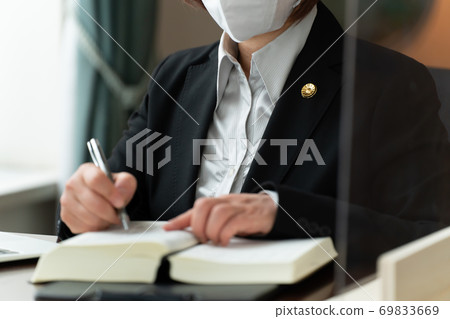 Female lawyer receiving consultation Female lawyer receiving consultation 69833669