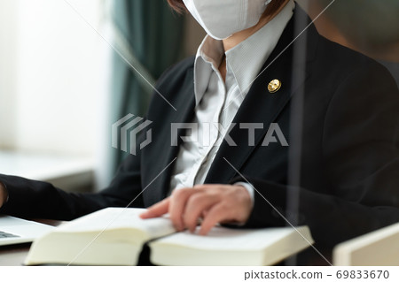 Female lawyer receiving consultation Female lawyer receiving consultation 69833670