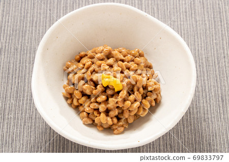 納豆放在一個小碗裡（非常納豆）。 （用劍） 69833797