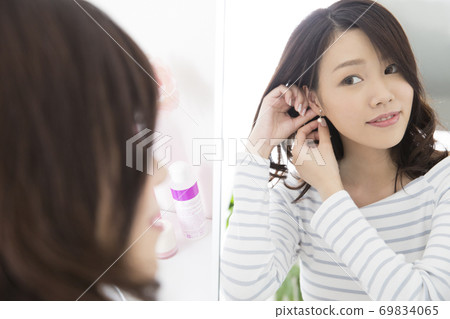 Women wear earrings Women wear earrings 69834065