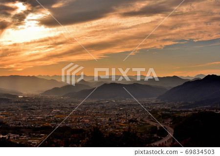 Overlooking the city of Ueda from Sugadairakogen, Nagano Prefecture Sunset 69834503