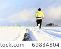 People running in the snow 69834804