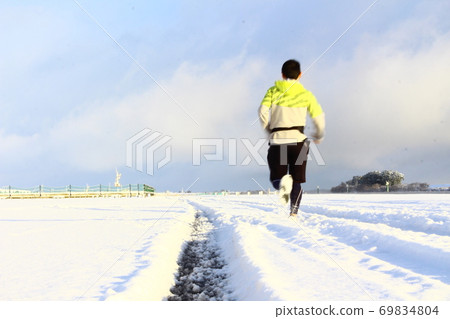 People running in the snow 69834804