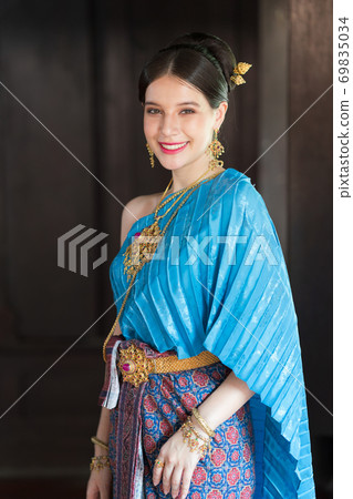 Thai women wearing traditional costumes in ancient times During the Ayutthaya period Thai women wearing traditional costumes in ancient times During the Ayutthaya period 69835034
