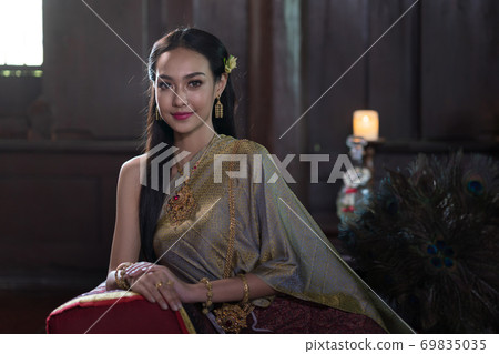 Thai women wearing traditional costumes in ancient times During the Ayutthaya period Thai women wearing traditional costumes in ancient times During the Ayutthaya period 69835035