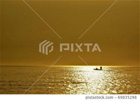 烏諾角（Cape Uno）〜漂浮在早晨太陽的小路上的船的影子〜奇妙的景色 69835298