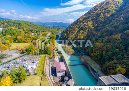 秋天從大町水壩看到的大町市[長野縣] 69835916