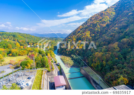 秋天從大町水壩看到的大町市[長野縣] 69835917