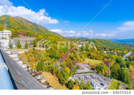 秋天從大町水壩看到的大町市[長野縣] 69835918