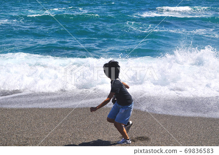 在勝running（高知縣）的海灘上追逐著海浪的男孩 69836583
