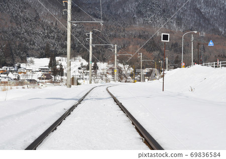 冬季有連續鐵軌的安靜雪景1 69836584
