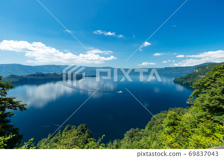 [Lake Towada, Aomori Prefecture] A large panoramic view of Lake Towada from the view 69837043