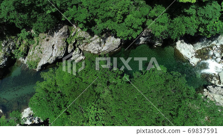 尋找臉河深藍色（4K空中切口）的新鮮綠色，臉河藍色 69837591