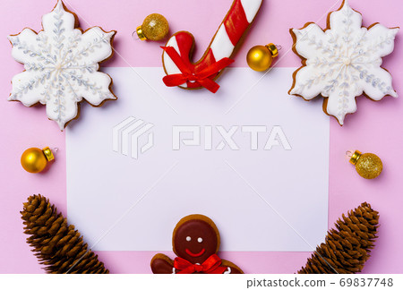 Mock up of holiday greeting card with gingerbread cookies on pink background Mock up of holiday greeting card with gingerbread cookies on pink background 69837748