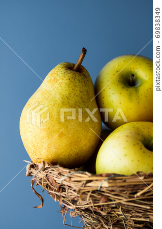 Pear Bartlett and Apple Orin 69838349