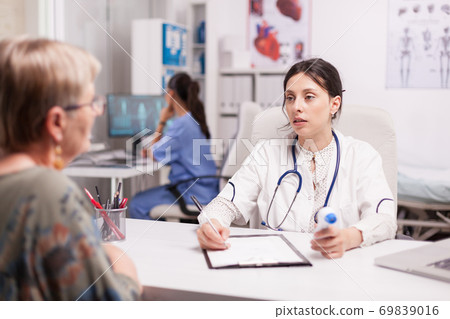 Female doctor looking at senior patient 69839016