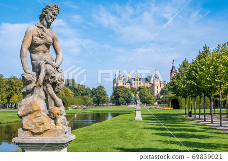 Alley of trees and statues in the Schwerin park Alley of trees and statues in the Schwerin park 69839021