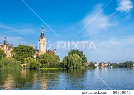 A beautiful fairy-tale castle in Schwerin, the view from the lake 69839042