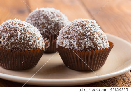 Chocolate balls in coconut shavings close up 69839295