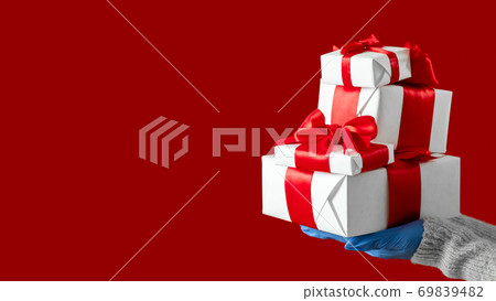 christmas pandemic delivery gifts covid-19 69839482