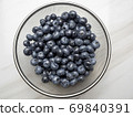 在大理石廚房用桌上的不銹鋼漏勺中的藍莓鳥瞰圖 69840391