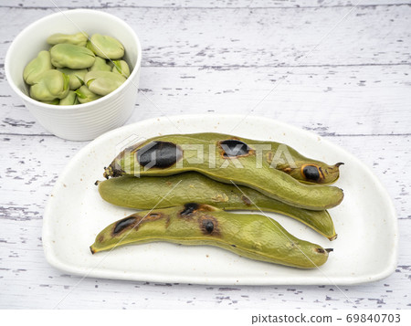 在白色的木桌上的白板上的烤和煮的蛋捲 在白色的木桌上的白板上的烤和煮的蛋捲 69840703