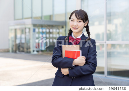 高中女生在樓前 高中女生在樓前 69841588