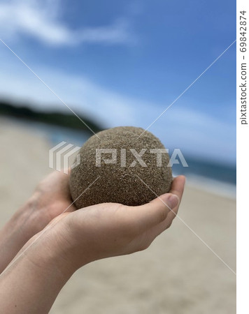 Mud dumpling made in the sea 69842874