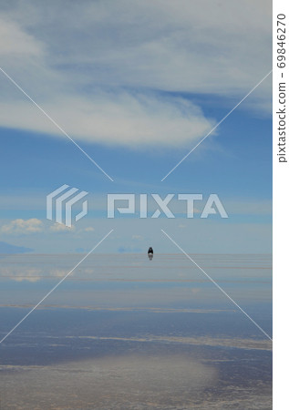Car running on Uyuni salt lake 69846270