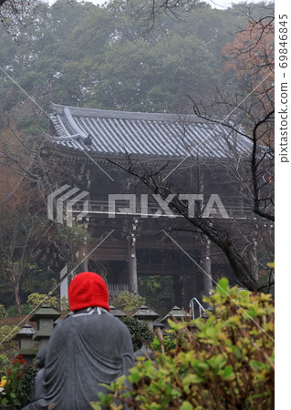 地藏和帶紅頭巾的寺廟 69846845