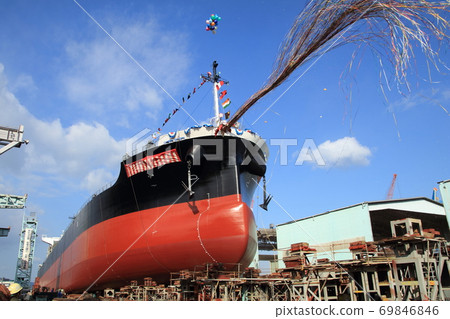 Five-color tape dancing at the launching ceremony of a spectacular cargo ship 69846846