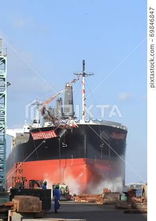 At the launching ceremony, the sea was splashed with dawn. At the launching ceremony, the sea was splashed with dawn. 69846847