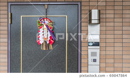 The decoration on the front door The decoration on the front door 69847864