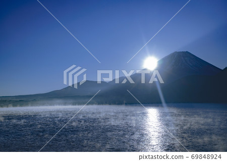 黎明時分升起的富士山風景照片富士山富士五湖 69848924