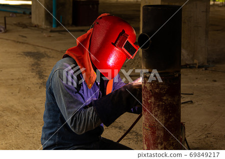 Welder erecting technical steel Welder erecting technical steel 69849217