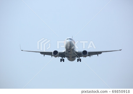飛機降落在上海虹橋國際機場 飛機降落在上海虹橋國際機場 69850918