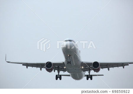 飛機降落在上海虹橋國際機場 飛機降落在上海虹橋國際機場 69850922