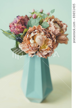 Flowers in a vase, roses, rose bouquet 69851405