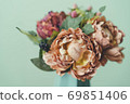 Flowers in a vase, roses, rose bouquet 69851406