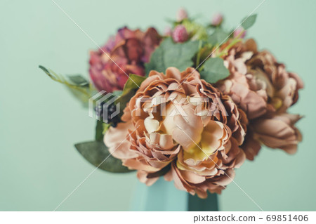 花瓶裡的花玫瑰玫瑰花束 69851406