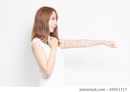 做拳打手勢的年輕女子 做拳打手勢的年輕女子 69851717