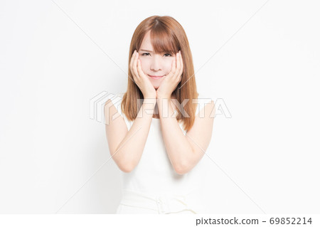 Young woman with a toothache Young woman with a toothache 69852214