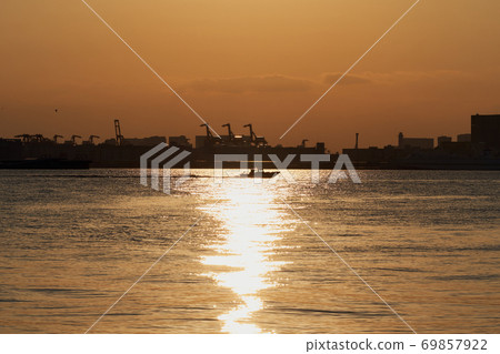 Evening scenery of Tokyo Bay where the west sun is reflected on the sea surface and glitters Evening scenery of Tokyo Bay where the west sun is reflected on the sea surface and glitters 69857922