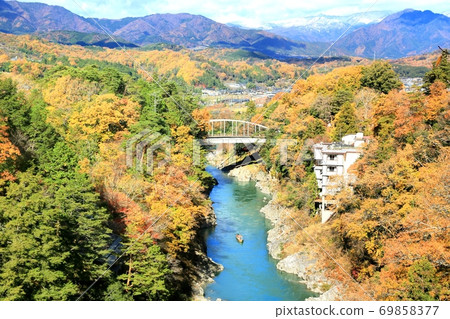 Tenryukyo / Tenryu line going down in autumn colors 69858377