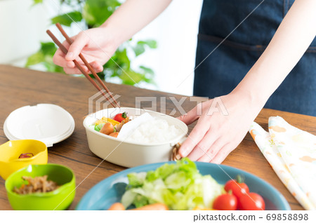 家庭主婦做午飯 69858898