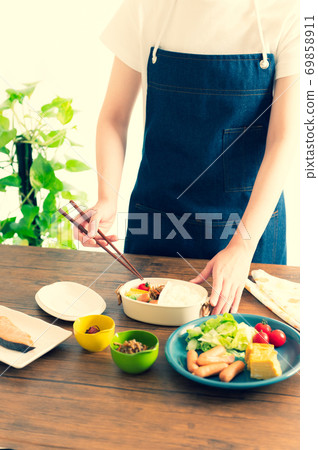 家庭主婦做午飯 69858911